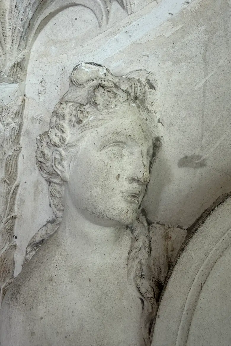 Ancien bas-relief en plâtre – Fin XIXe / début XXe siècle
