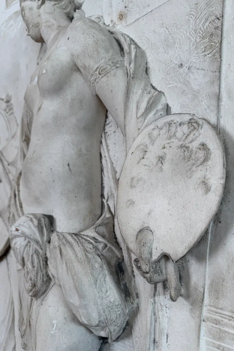 Ancien bas-relief en plâtre – Fin XIXe / début XXe siècle