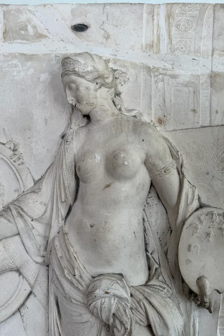 Ancien bas-relief en plâtre – Fin XIXe / début XXe siècle