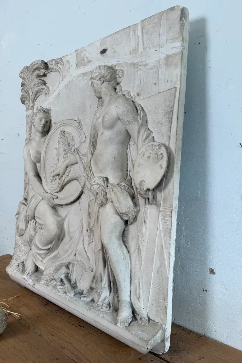 Ancien bas-relief en plâtre – Fin XIXe / début XXe siècle