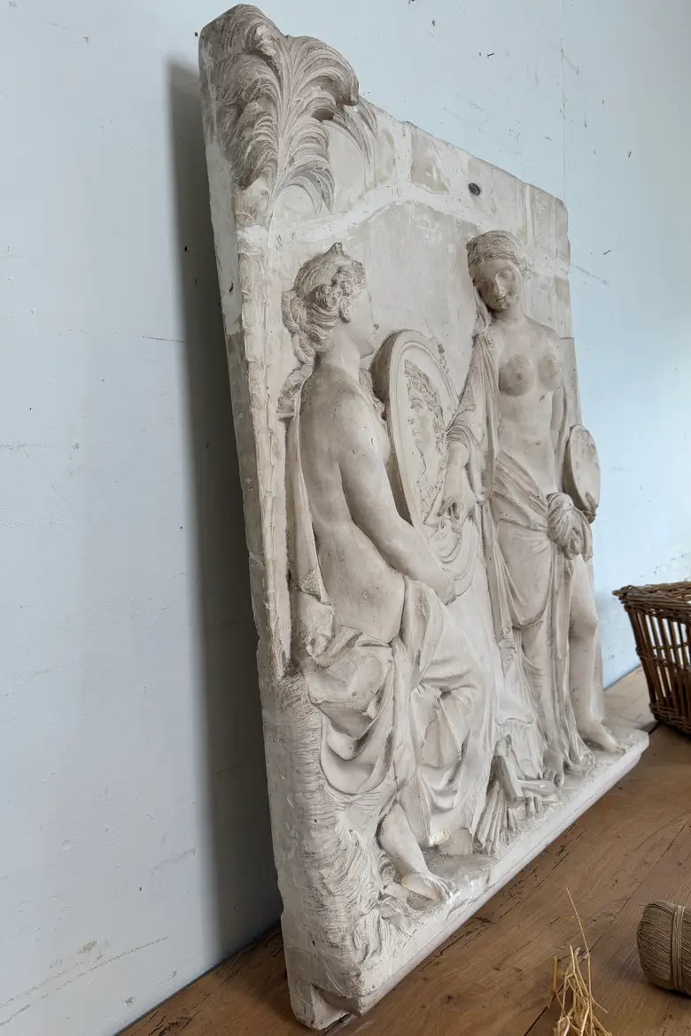 Ancien bas-relief en plâtre – Fin XIXe / début XXe siècle