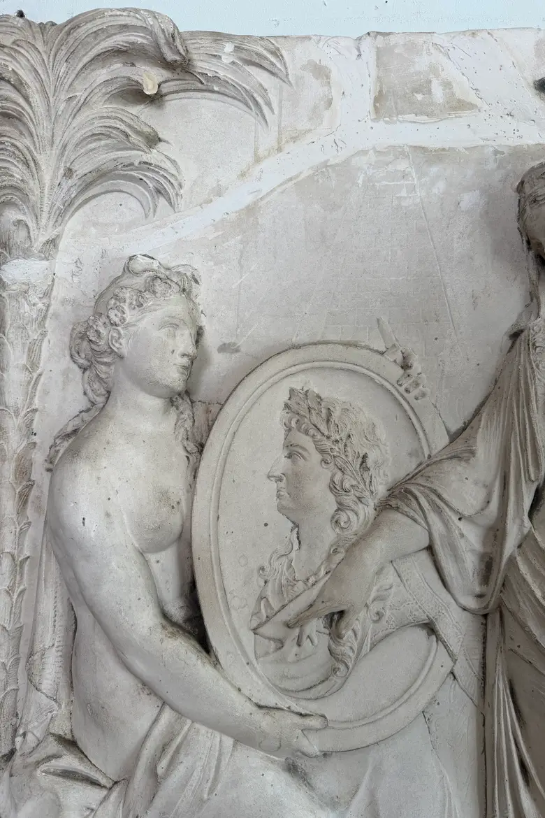 Ancien bas-relief en plâtre – Fin XIXe / début XXe siècle