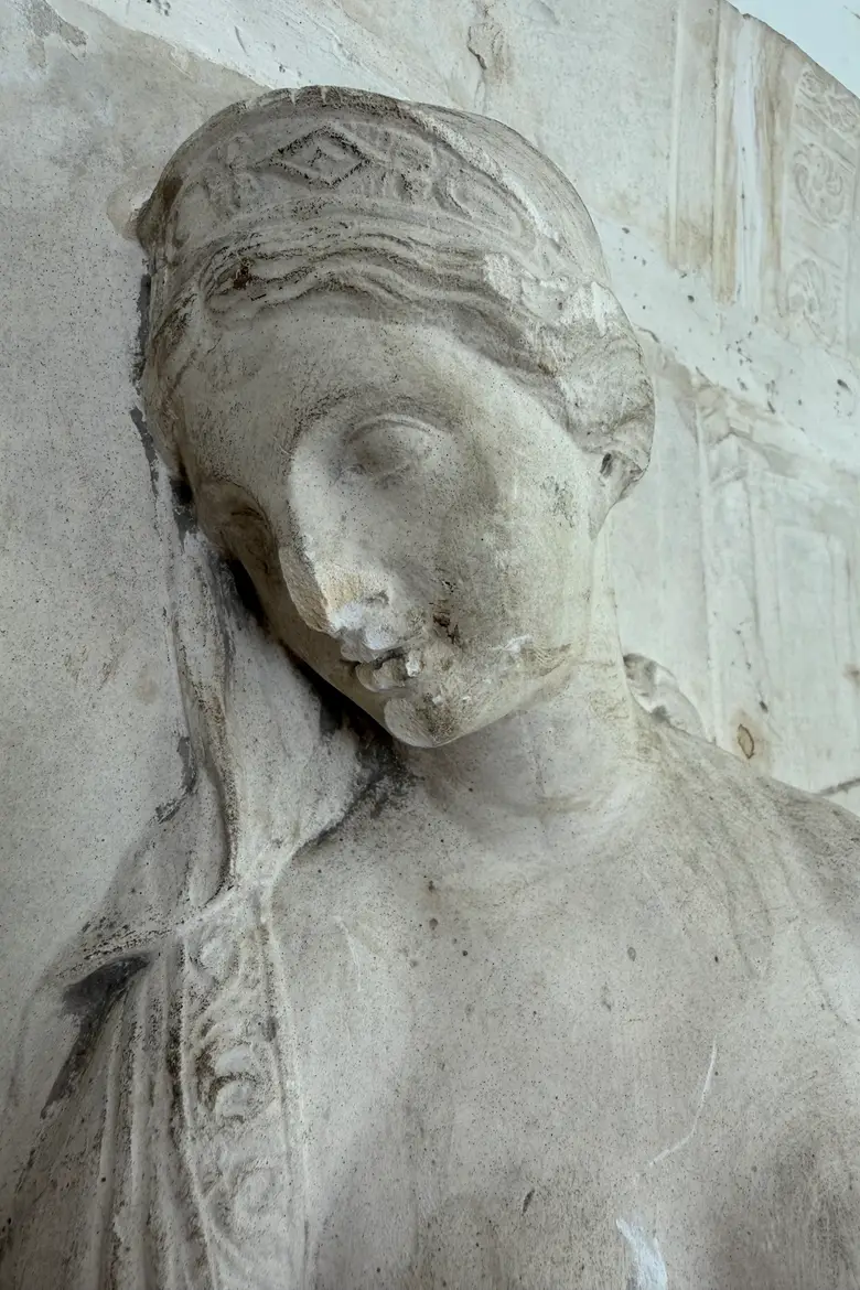Ancien bas-relief en plâtre – Fin XIXe / début XXe siècle