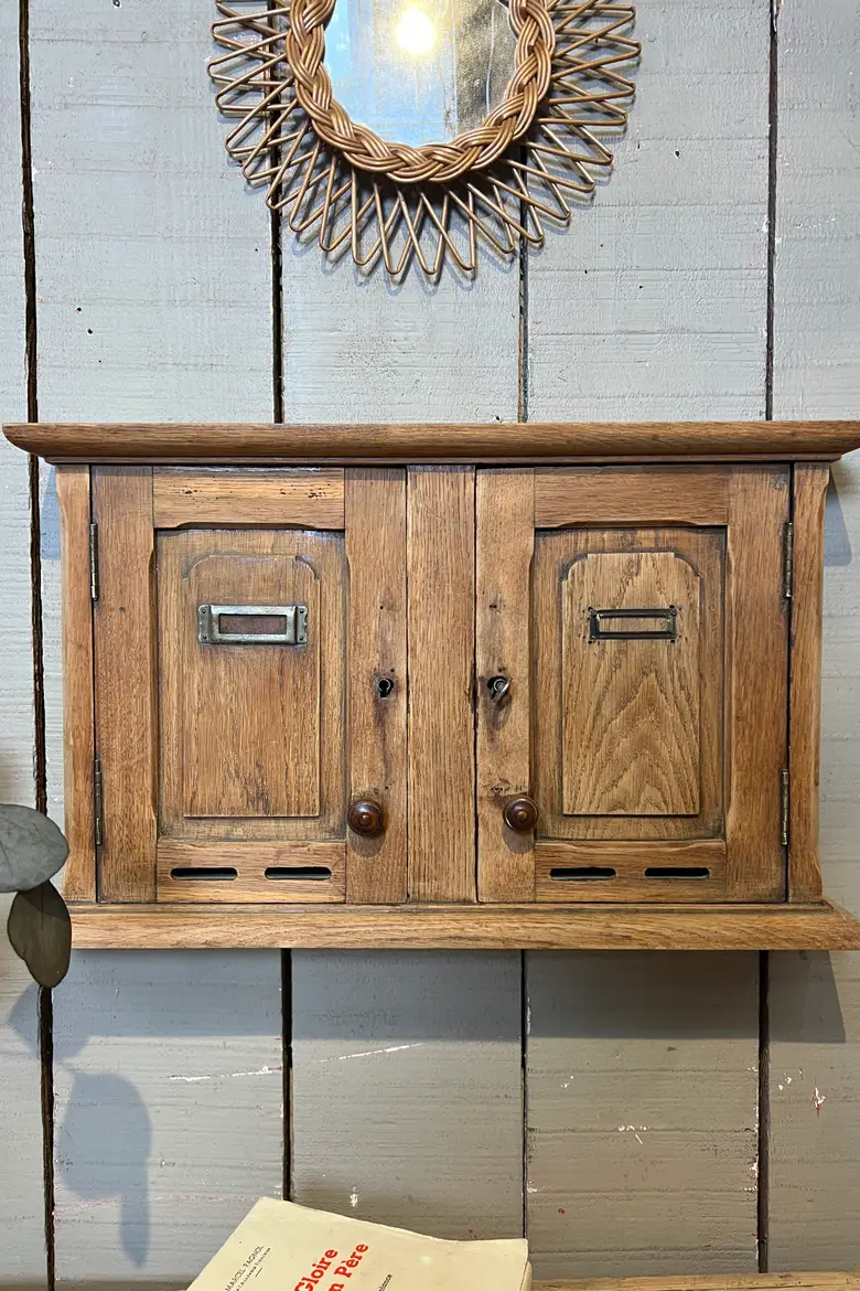 Ancien bloc de boîtes aux lettres en chêne