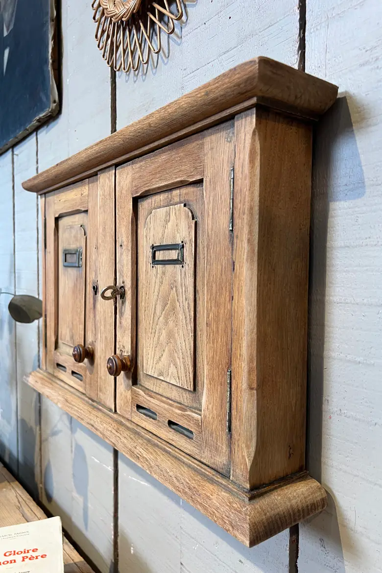Ancien bloc de boîtes aux lettres en chêne
