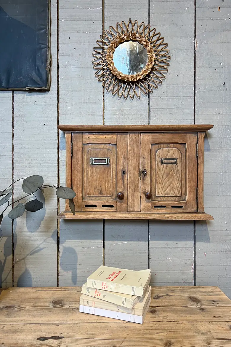 Ancien bloc de boîtes aux lettres en chêne