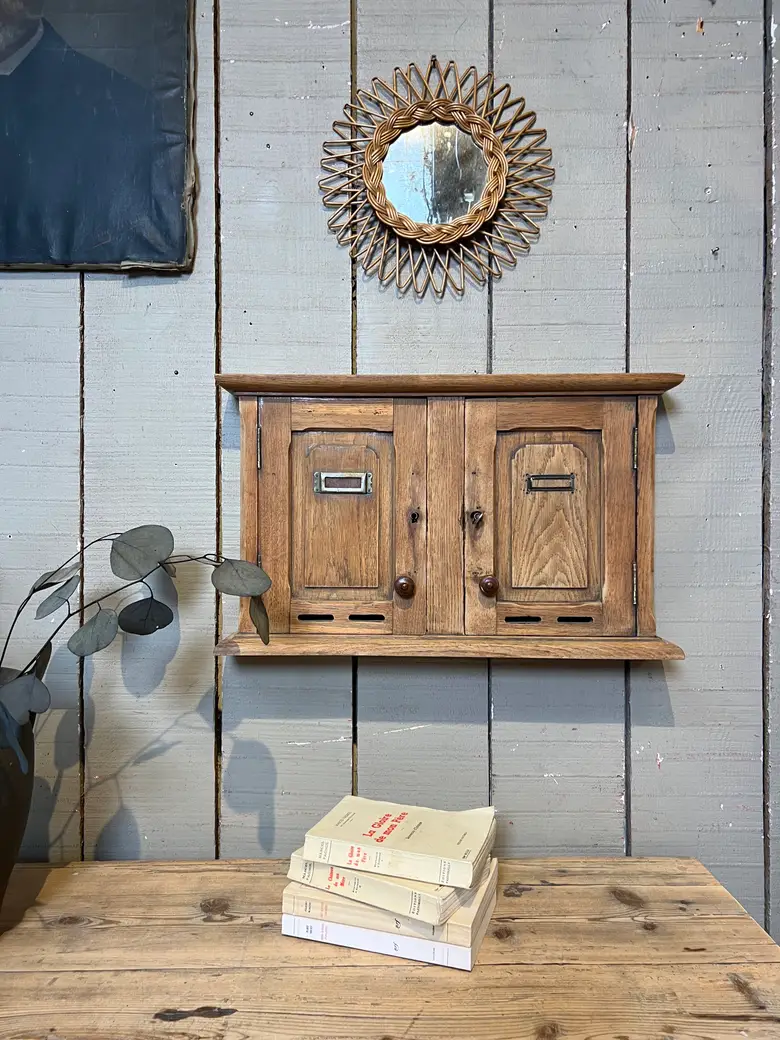 Ancien bloc de boîtes aux lettres en chêne