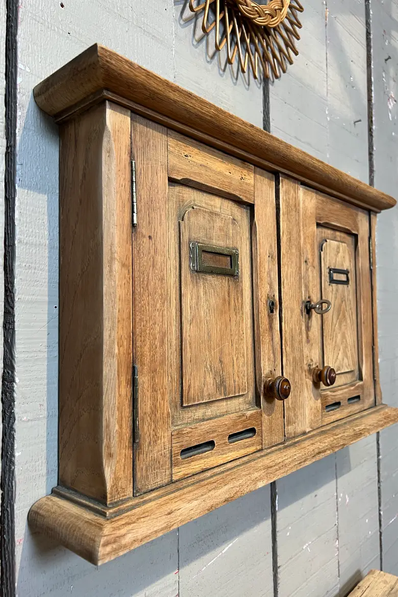 Ancien bloc de boîtes aux lettres en chêne