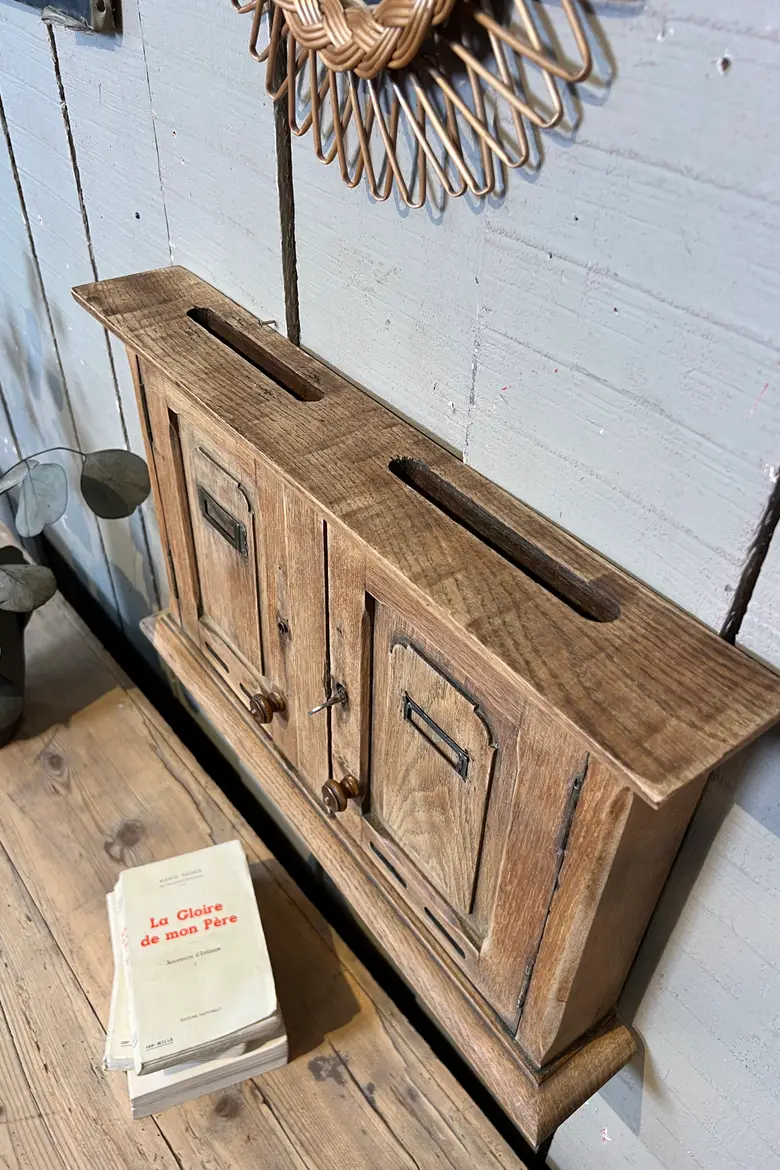 Ancien bloc de boîtes aux lettres en chêne