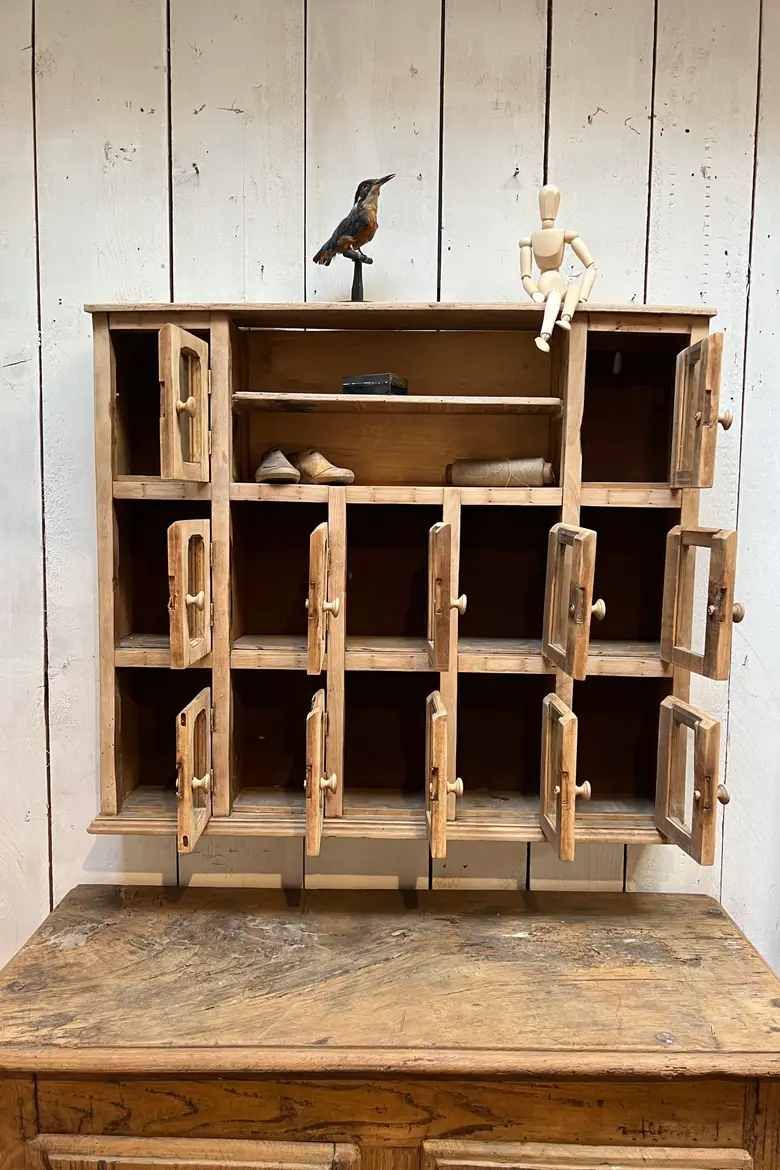 Ancien bloc de boîtes aux lettres vitrées Début XXème