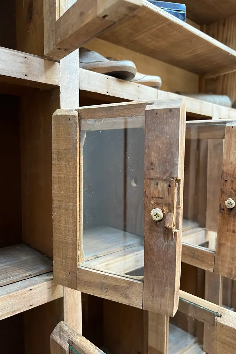 Ancien bloc de boîtes aux lettres vitrées Début XXème