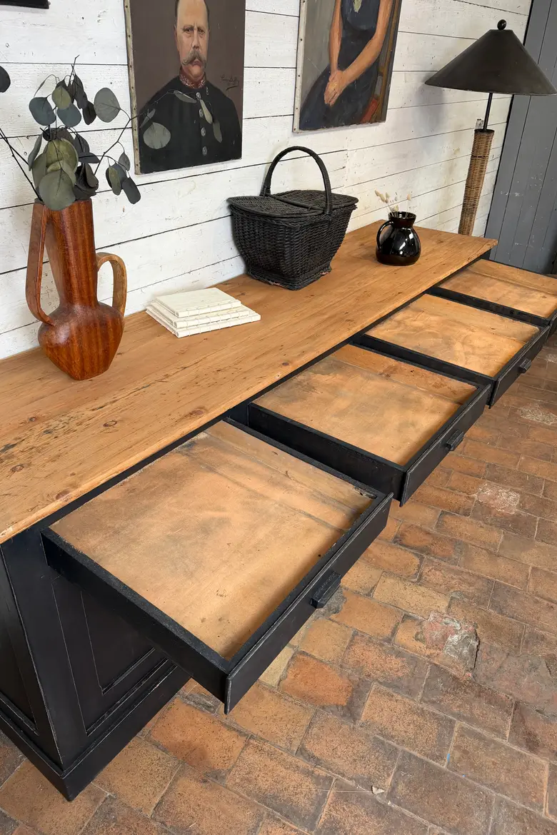 Ancien buffet d’atelier en sapin