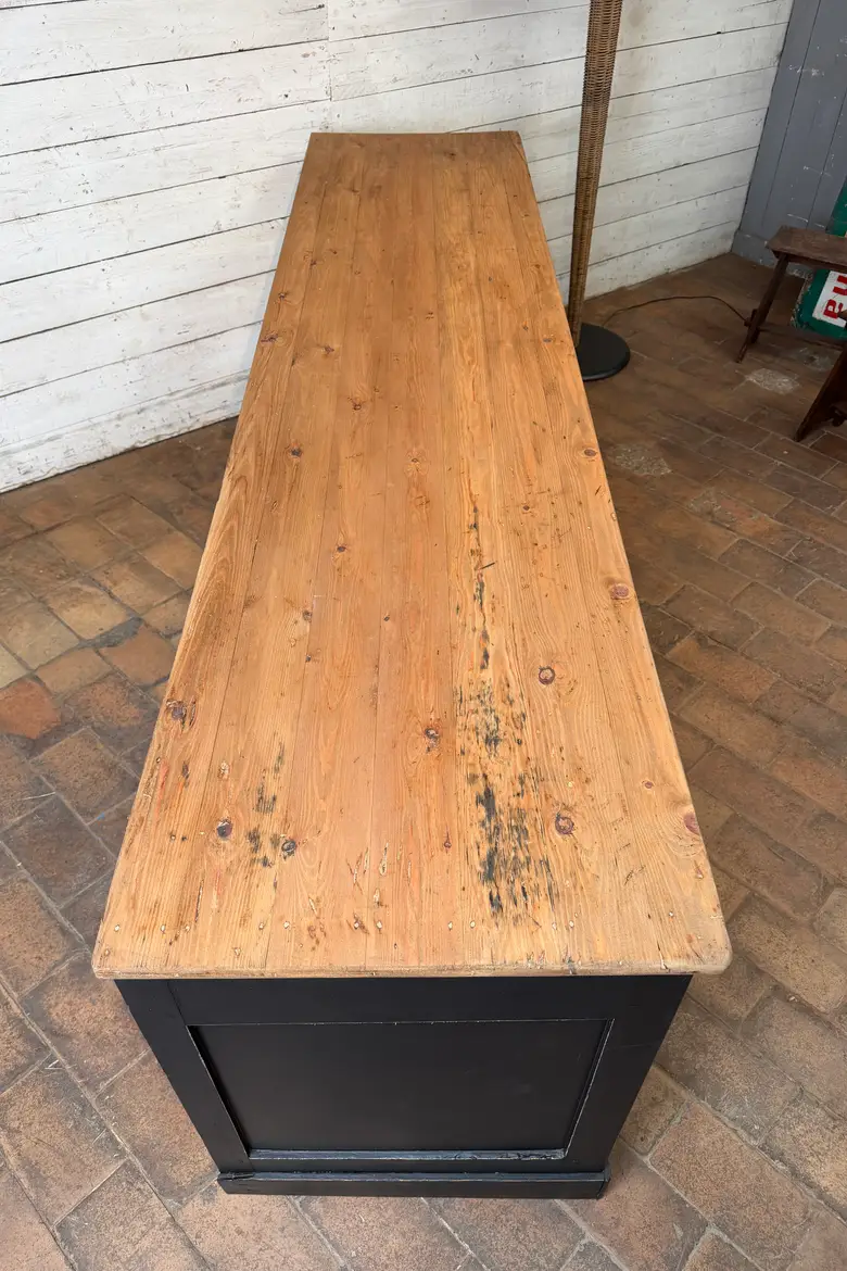 Ancien buffet d’atelier en sapin
