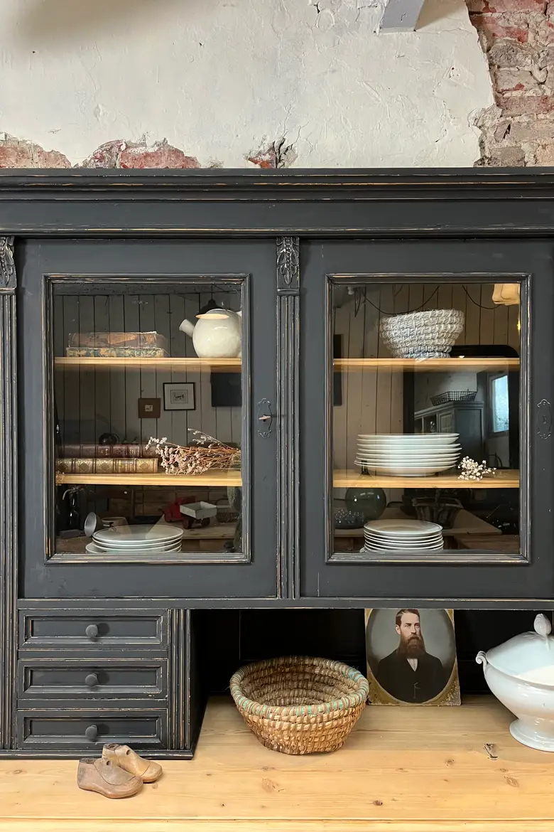 Ancien buffet deux corps en sapin