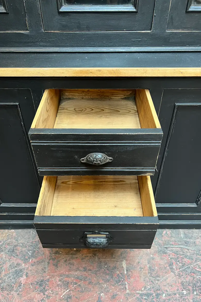Ancien buffet deux corps vitré en sapin XXème