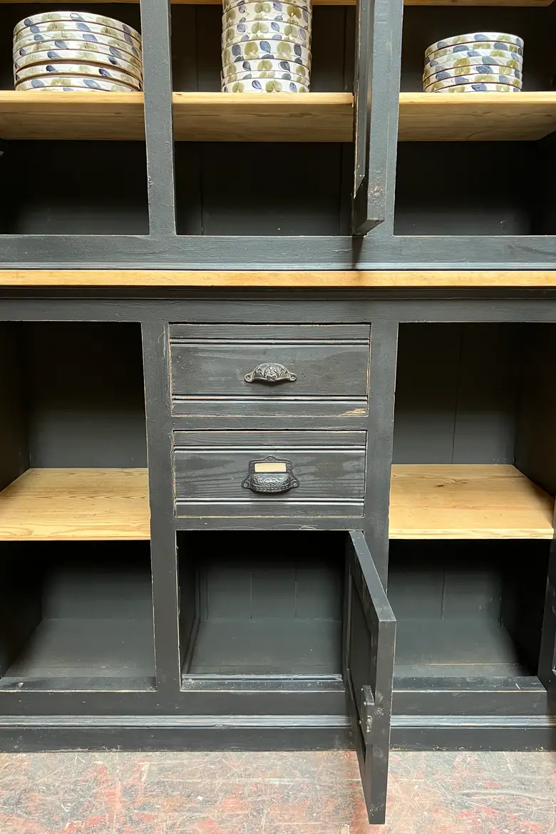 Ancien buffet deux corps vitré en sapin XXème