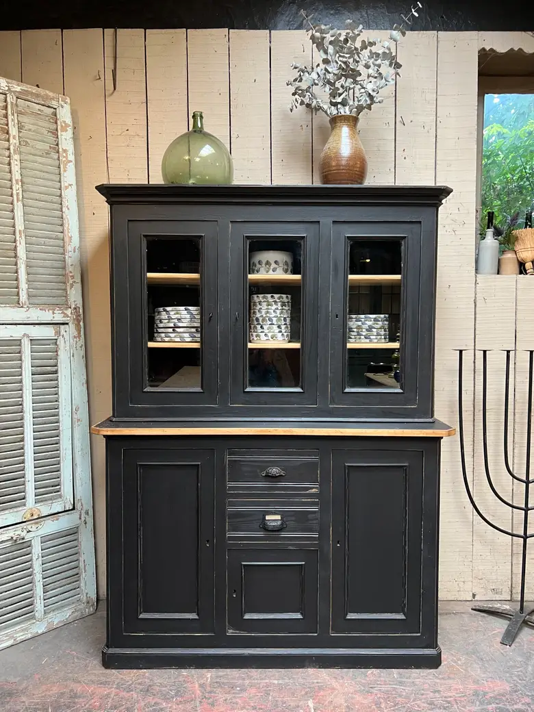 Ancien buffet deux corps vitré en sapin XXème