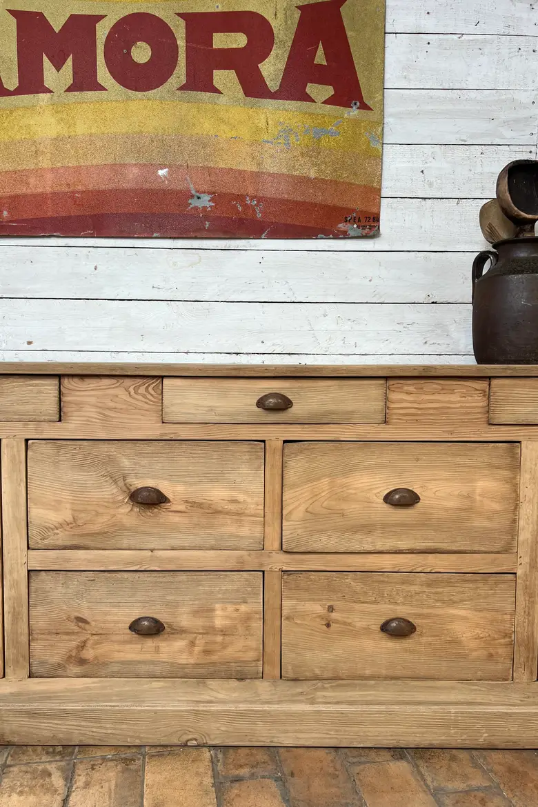 Ancien buffet en bois brut