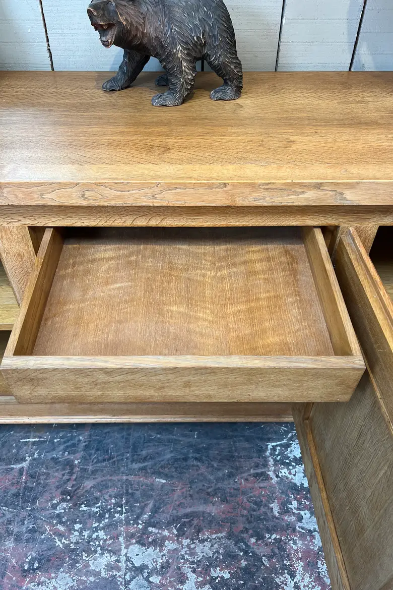 Ancien buffet en chêne – XXe siècle