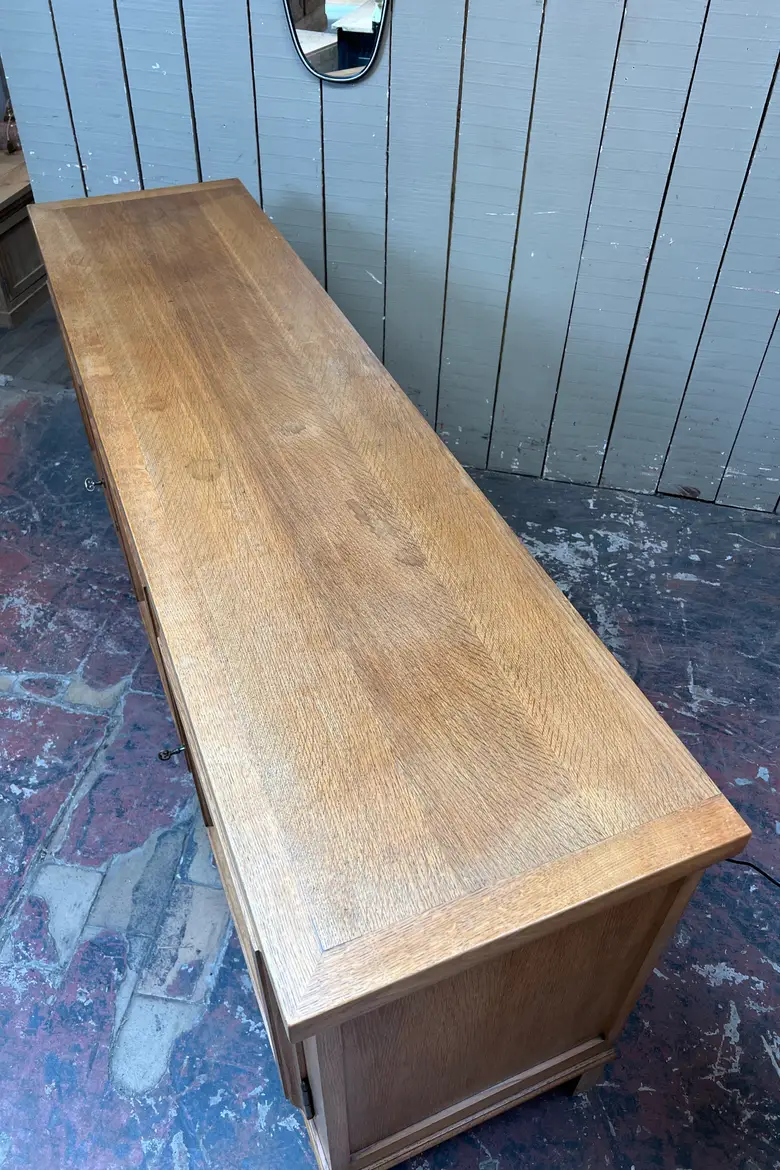 Ancien buffet en chêne – XXe siècle