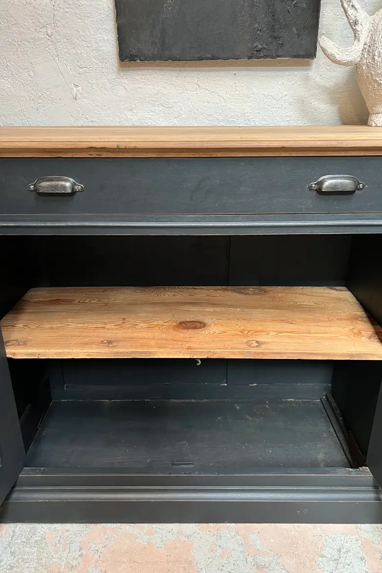 Ancien buffet en merisier peint en noir