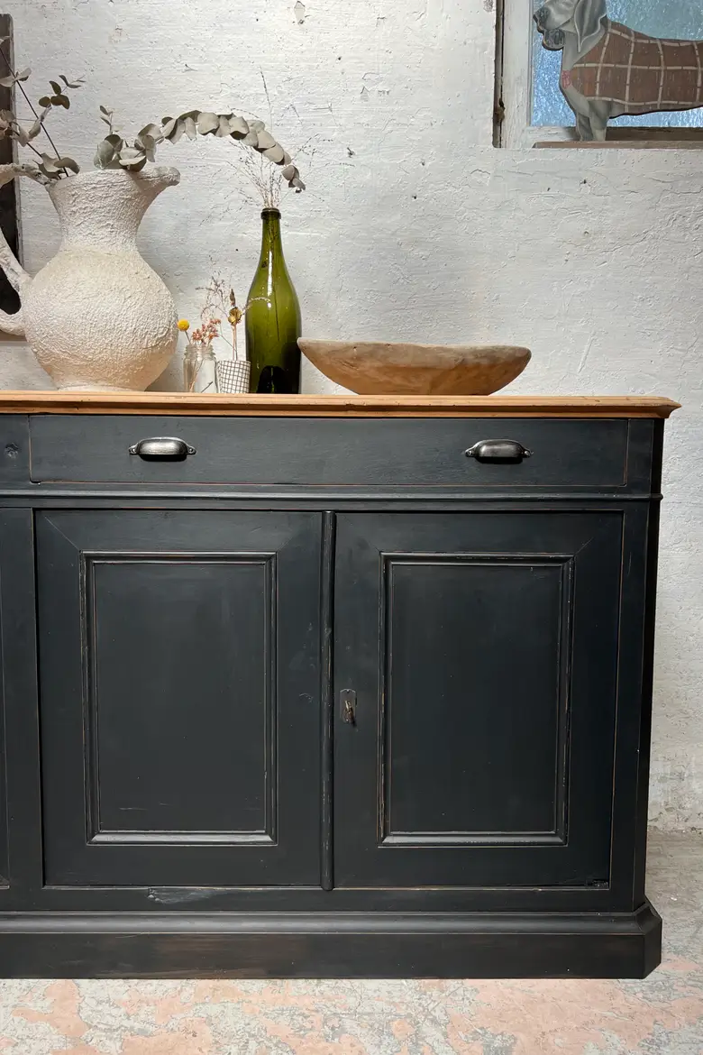 Ancien buffet en merisier peint en noir