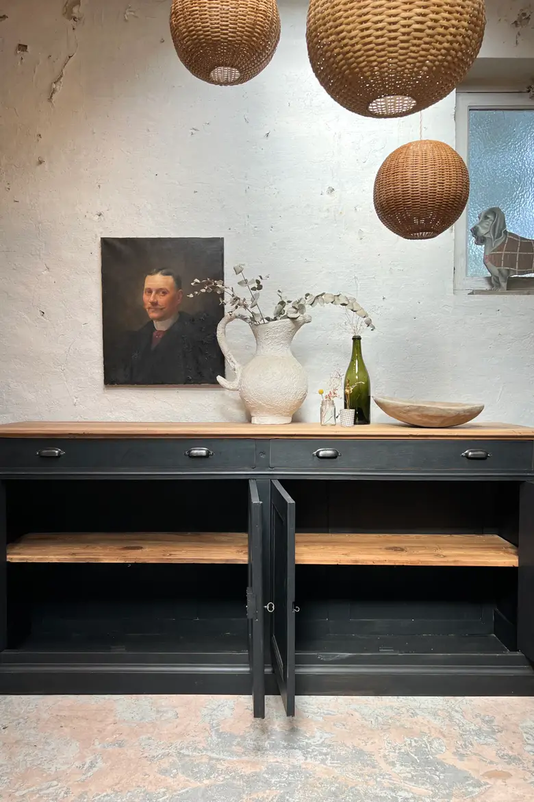 Ancien buffet en merisier peint en noir
