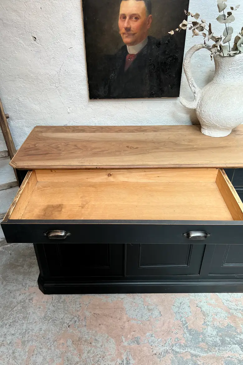 Ancien buffet en merisier peint en noir