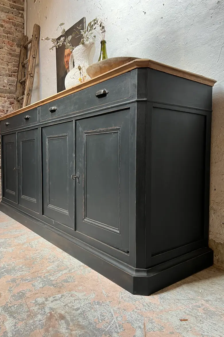 Ancien buffet en merisier peint en noir