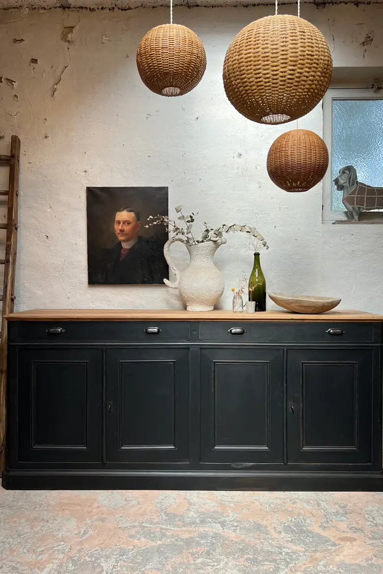 Ancien buffet en merisier peint en noir