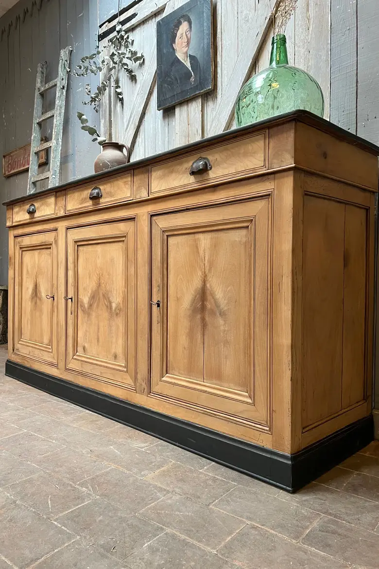 Ancien buffet en noyer Années 60