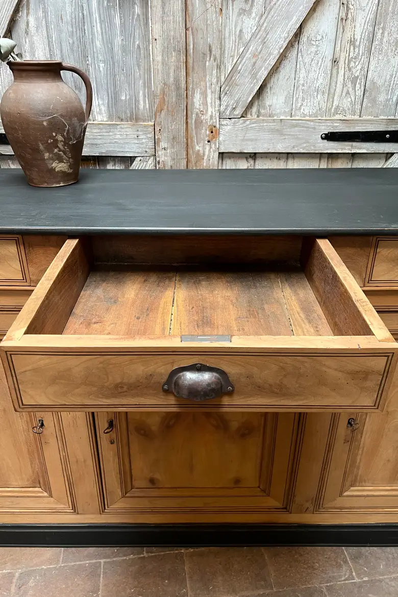 Ancien buffet en noyer Années 60