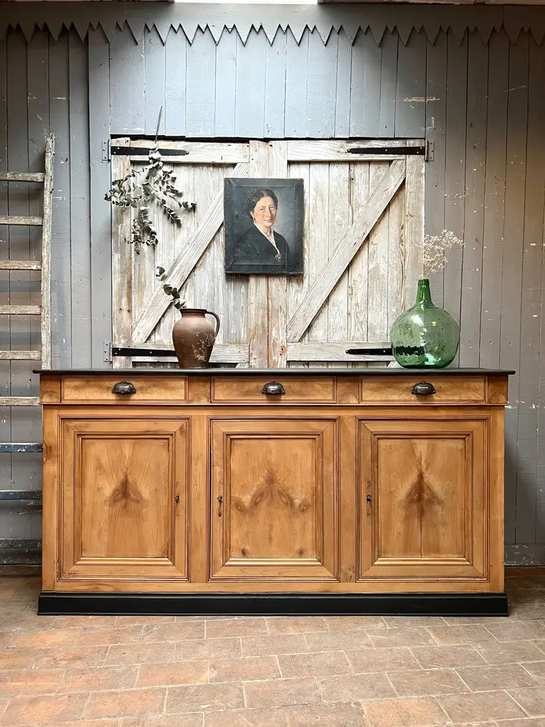 Ancien buffet en noyer  Années 60