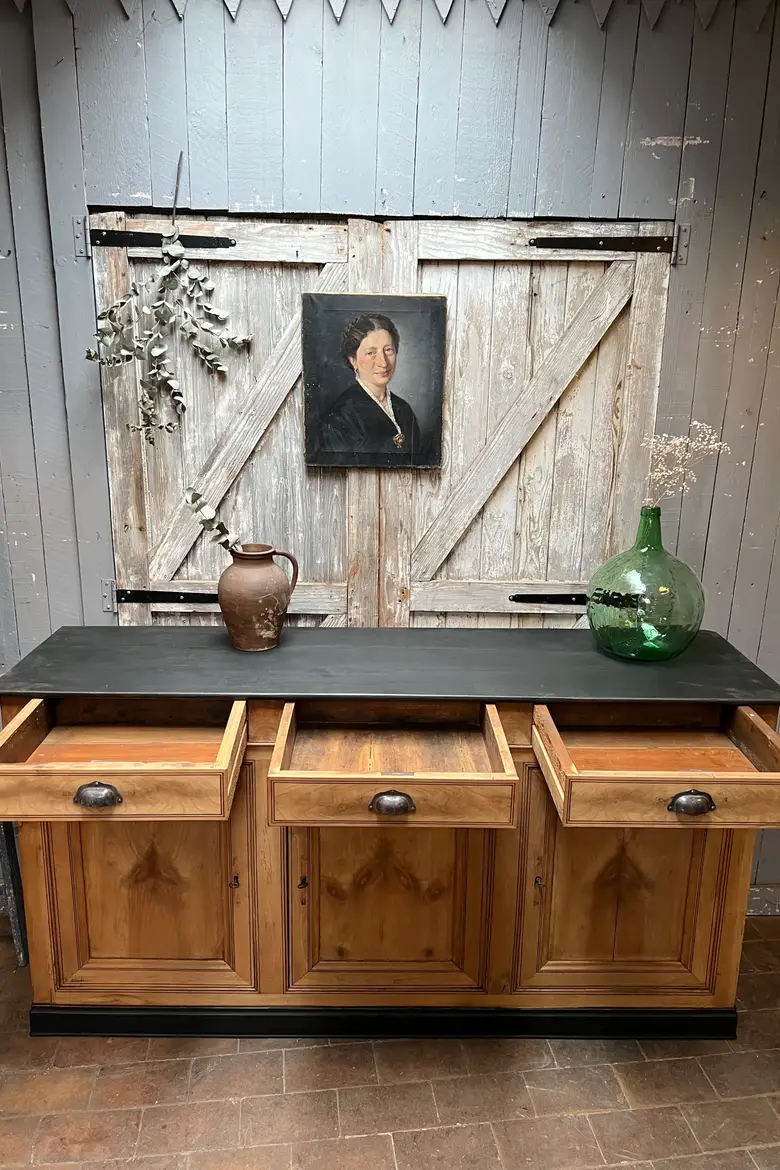 Ancien buffet en noyer Années 60