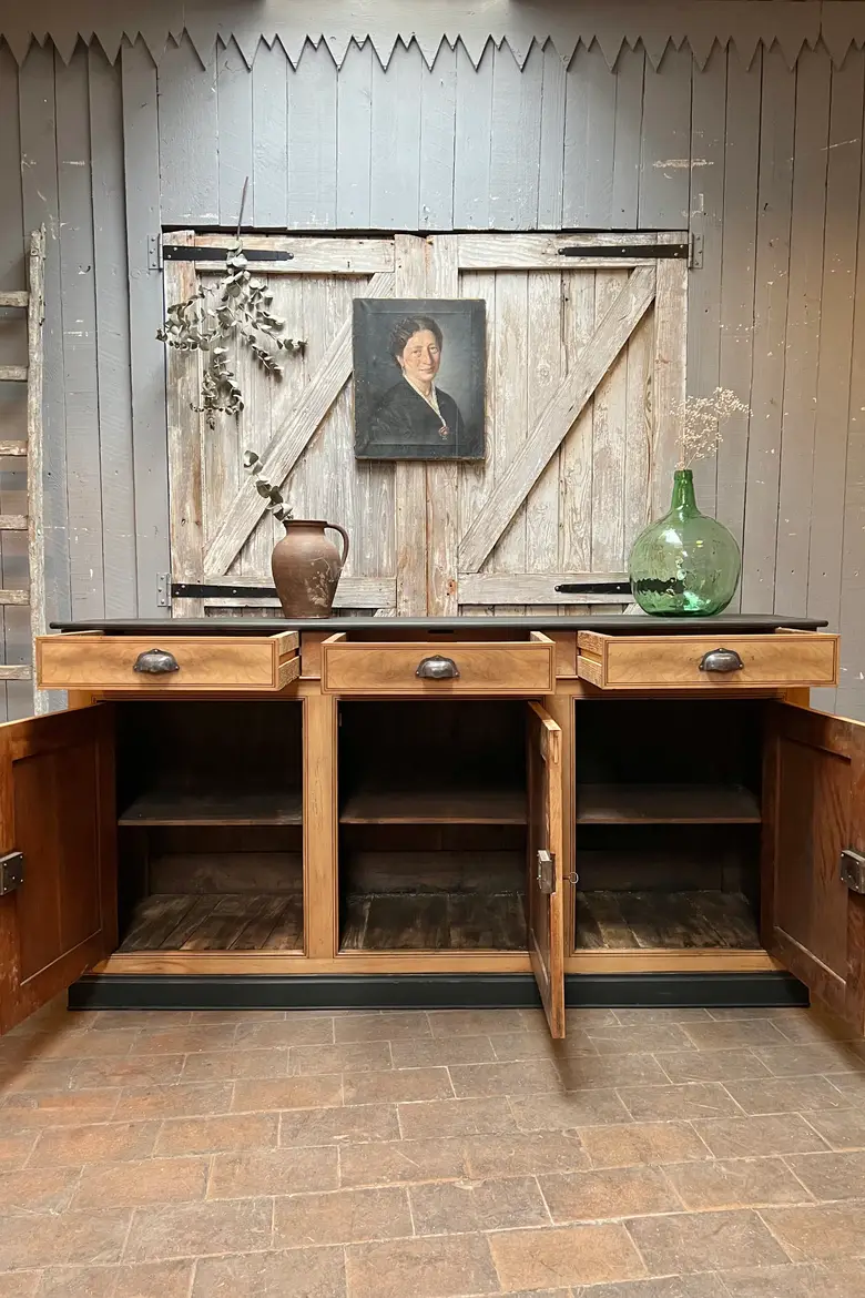 Ancien buffet en noyer Années 60