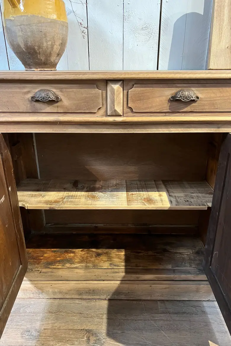 Ancien buffet en noyer Début XXème