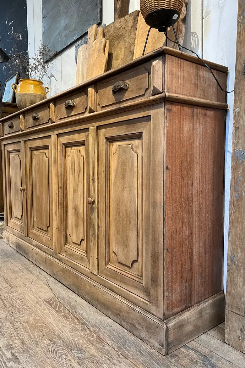 Ancien buffet en noyer Début XXème