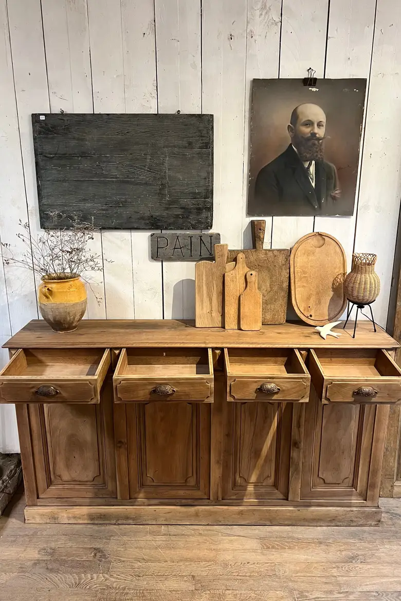 Ancien buffet en noyer Début XXème