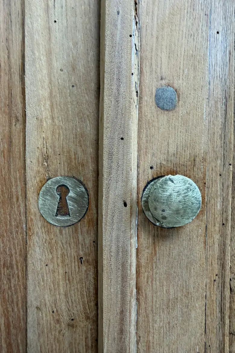 Ancien buffet en orme – XIXe siècle