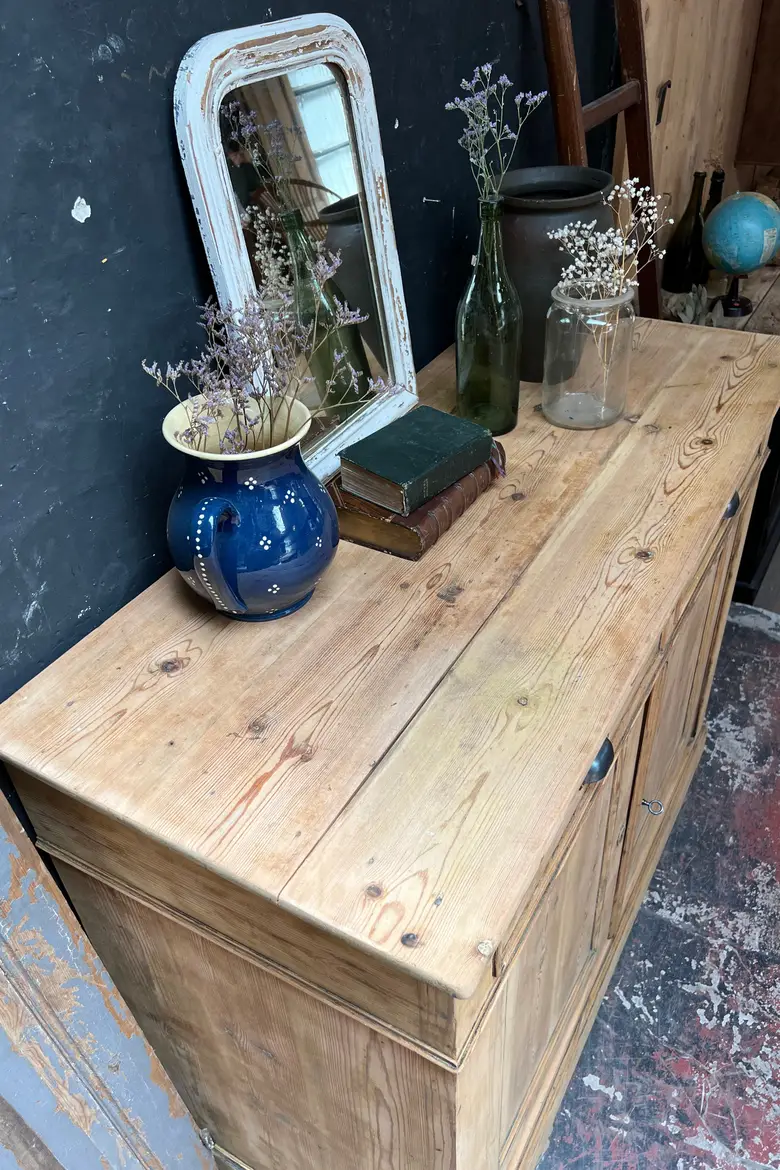 Ancien buffet en sapin Début XXème