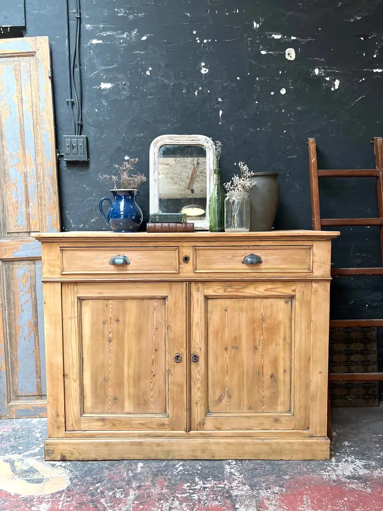 Ancien buffet en sapin Début XXème
