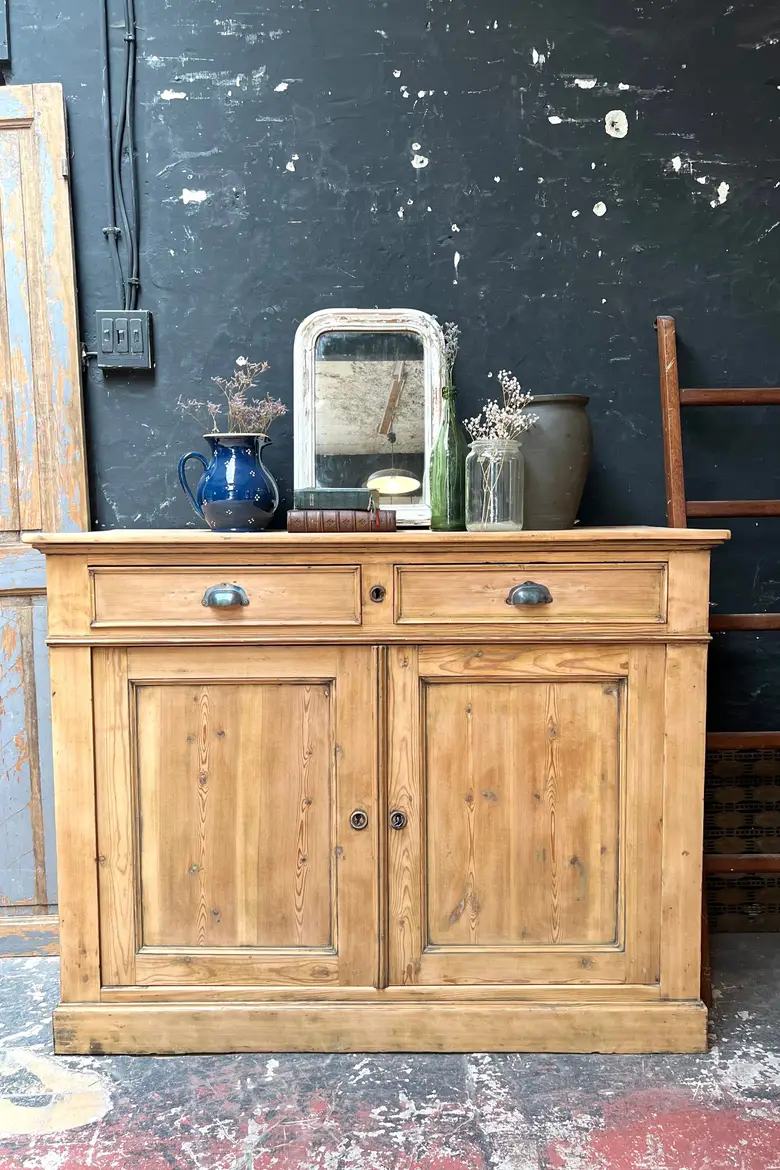 Ancien buffet en sapin Début XXème