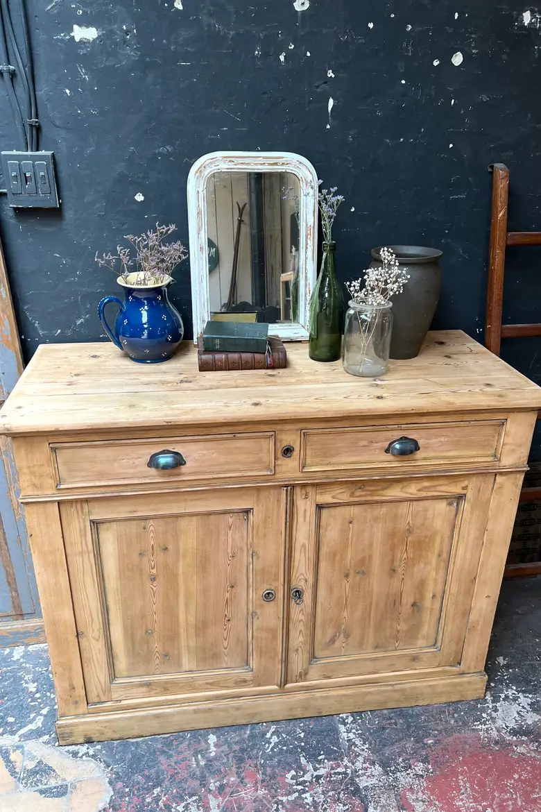 Ancien buffet en sapin Début XXème
