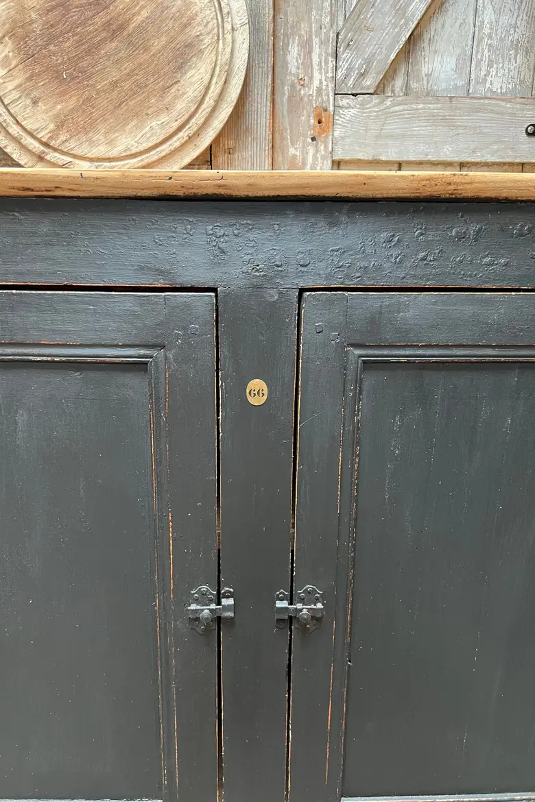 Ancien buffet en sapin Début XXème