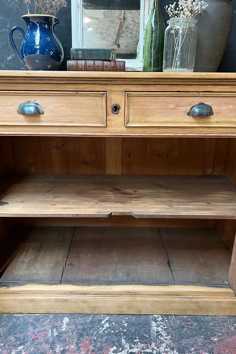 Ancien buffet en sapin Début XXème