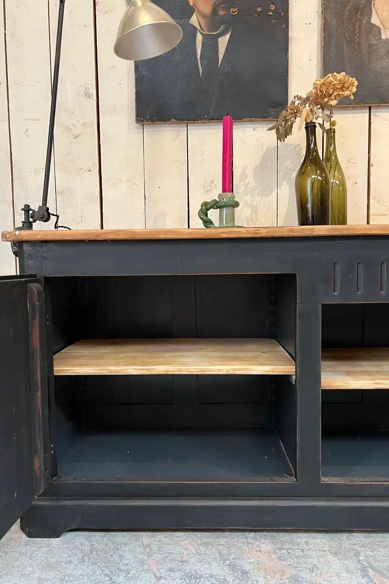Ancien buffet en sapin peint en noir 1960