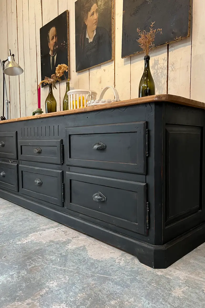 Ancien buffet en sapin peint en noir 1960