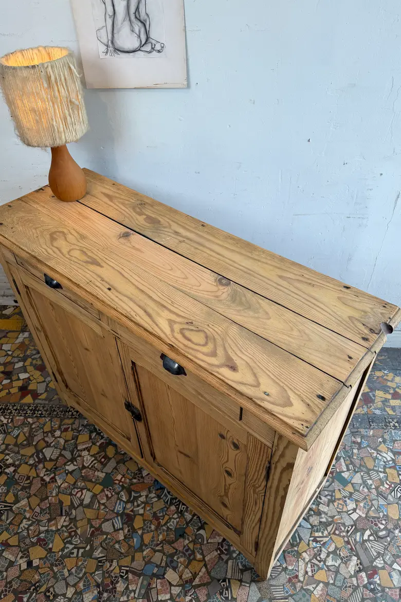 Ancien buffet parisien en sapin – début XXe