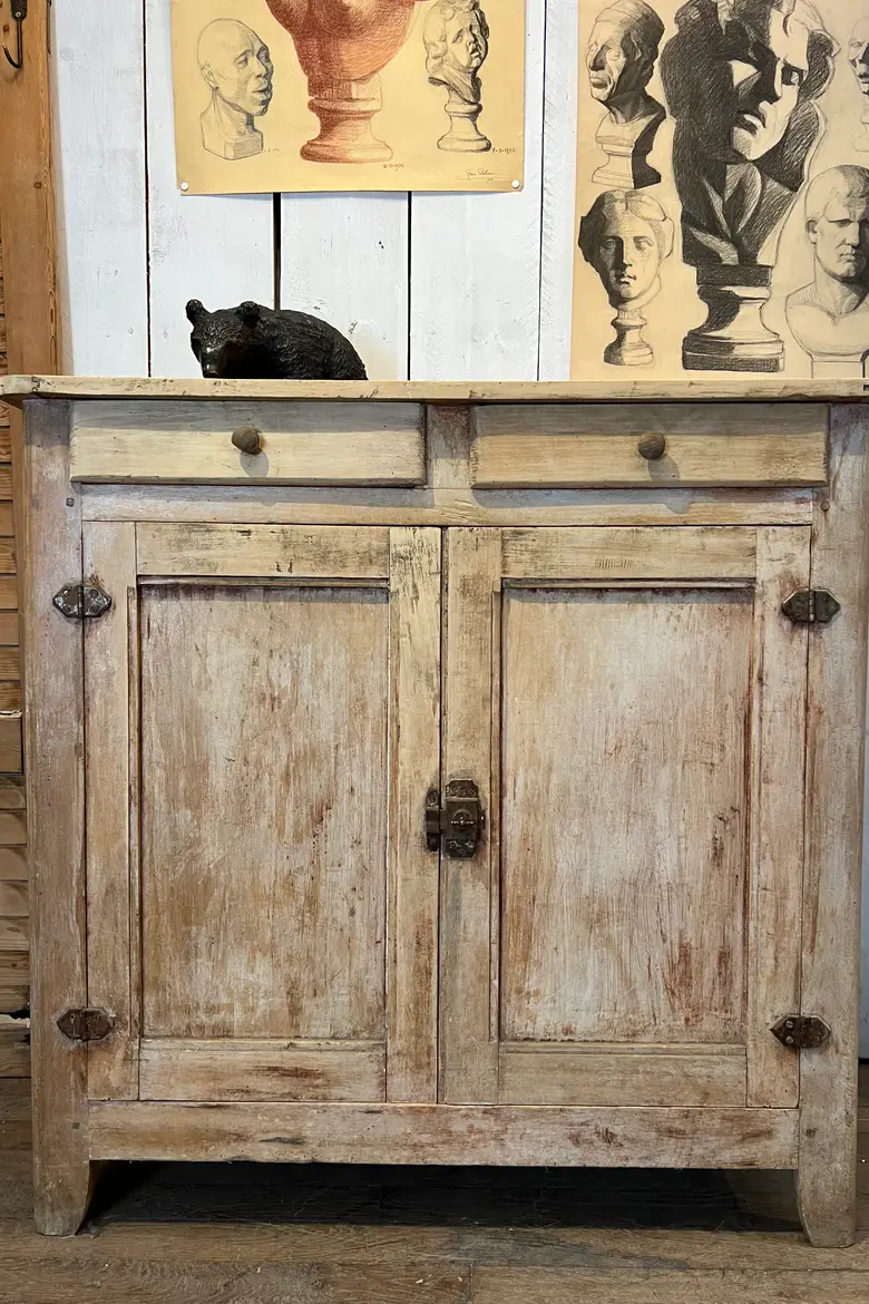 Ancien buffet patiné Début XXème