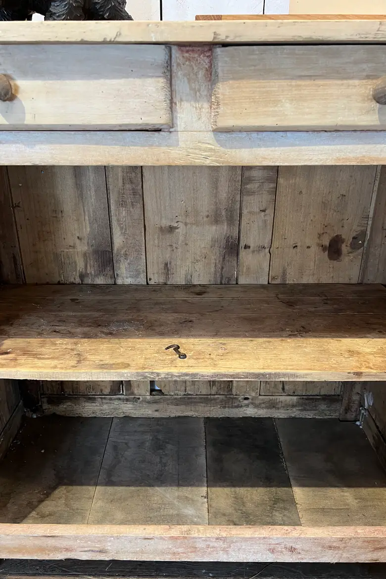 Ancien buffet patiné Début XXème
